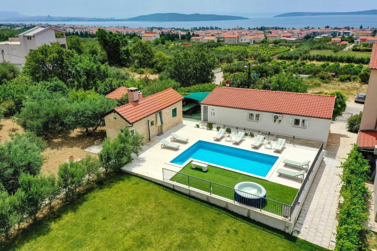 Home Away From Home With Outdoor Pool, Botanical Garden And A Beautiful Sea View Kaštela Extérieur photo